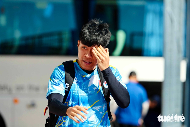 U22 Việt Nam tập luyện cường độ cao giữa trưa nắng gắt - Ảnh 1.