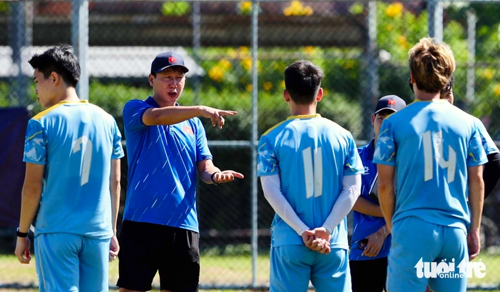 U22 Việt Nam tập luyện cường độ cao giữa trưa nắng gắt - Ảnh 2.