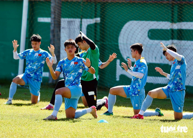 U22 Việt Nam tập luyện cường độ cao giữa trưa nắng gắt - Ảnh 4.