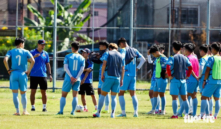 U22 Việt Nam tập luyện cường độ cao giữa trưa nắng gắt - Ảnh 5.