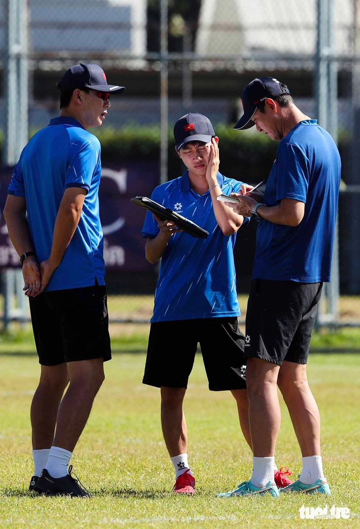 U22 Việt Nam tập luyện cường độ cao giữa trưa nắng gắt - Ảnh 6.