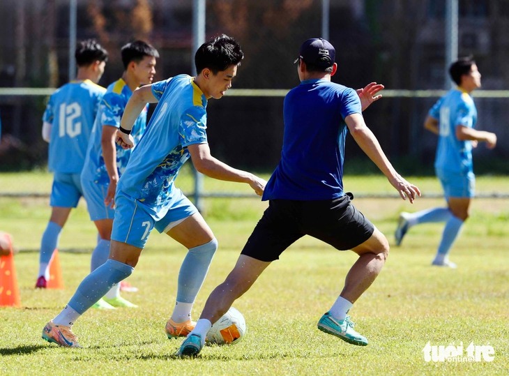 U22 Việt Nam tập luyện cường độ cao giữa trưa nắng gắt - Ảnh 7.