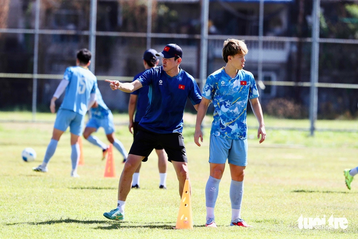 U22 Việt Nam tập luyện cường độ cao giữa trưa nắng gắt - Ảnh 8.