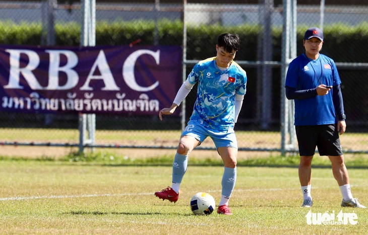 U22 Việt Nam tập luyện cường độ cao giữa trưa nắng gắt - Ảnh 9.