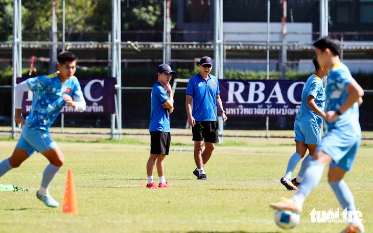 U22 Việt Nam tập luyện cường độ cao giữa trưa nắng gắt - Ảnh 10.