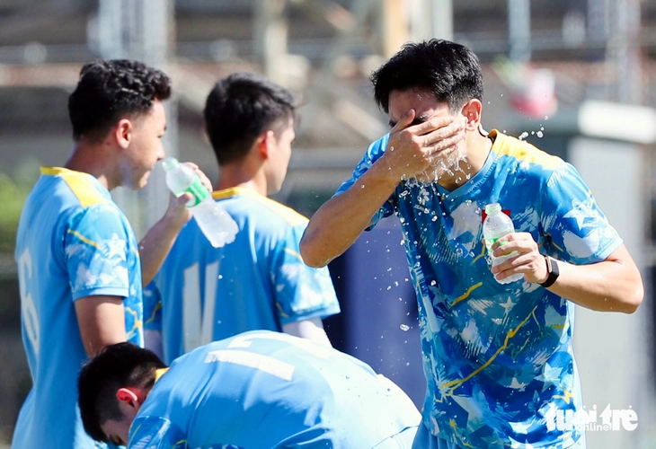 U22 Việt Nam tập luyện cường độ cao giữa trưa nắng gắt - Ảnh 11.