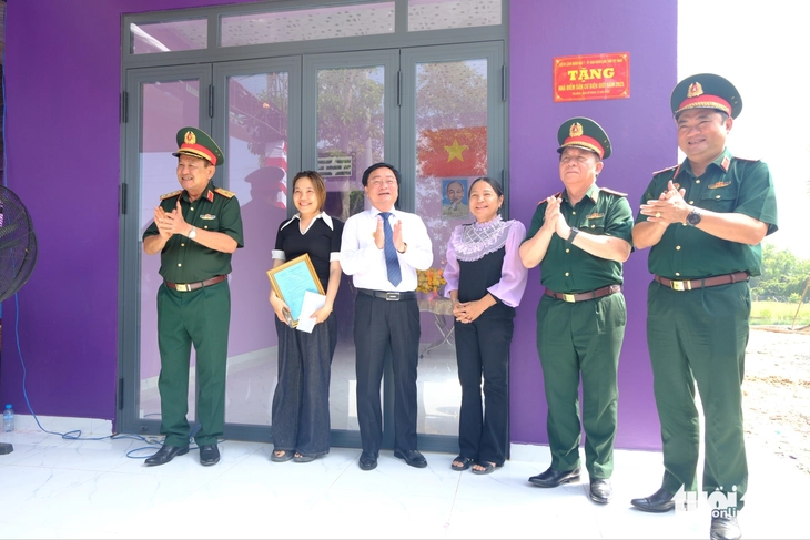 Khánh thành 69 căn nhà biên giới dịp kỷ niệm 80 năm thành lập Quân khu 7 - Ảnh 6.