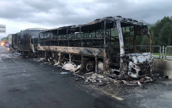 Tai nạn xe cứu thương 3 người chết trên cao tốc: Xe đầu kéo đậu trên đường nhánh 'cấm dừng, cấm đỗ' - Ảnh 4.