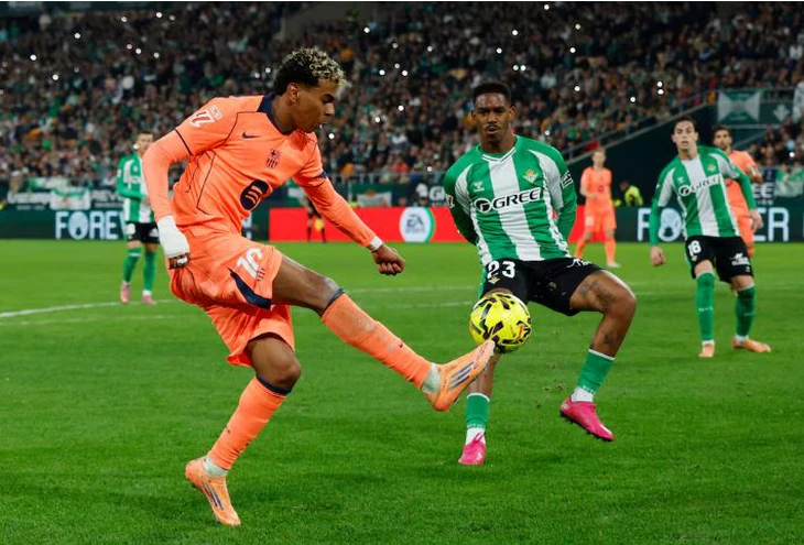 Lamine Yamal tỏa sáng trong trận đấu mà cha anh bị 'đuổi' khỏi khán đài - Ảnh 1.