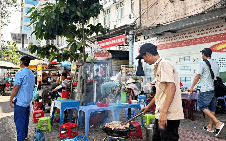 Người bệnh tại TP.HCM còn than phiền thiếu bãi giữ xe, nhà vệ sinh chưa sạch - Ảnh 2.