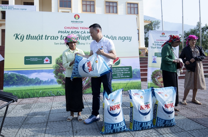 Phân Bón Cà Mau: San sẻ với đồng bào chịu thiệt hại bởi bão lũ - Ảnh 1.