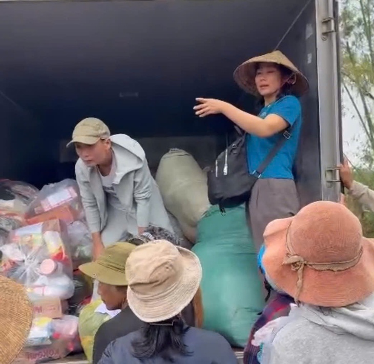 Vụ nhóm cứu trợ quên trả tiền ăn sáng được chủ quán mời: Khách và chủ đều xử sự văn minh - Ảnh 2.