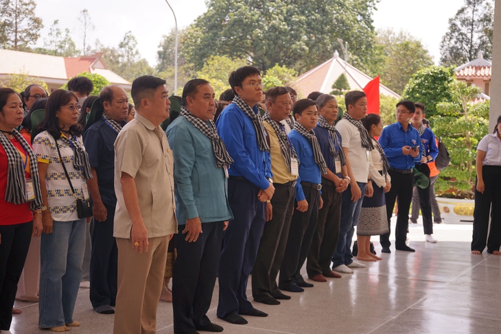 Sinh viên Lào, Campuchia về đất Sen hồng hiểu lịch sử Việt Nam qua những “địa chỉ đỏ” - Ảnh 2. sinh viên Lào - Ảnh 2.