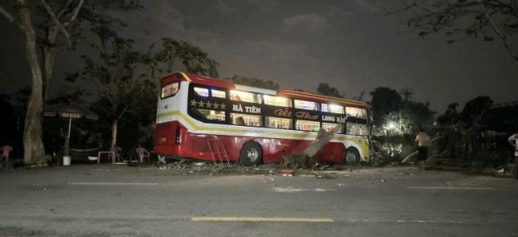 Xe giường nằm lao vào nhóm người đang uống nước bên lề đường, 2 người chết - Ảnh 1.