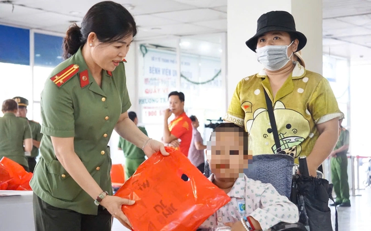 HLV Park Hang-seo và dàn tuyển thủ đá bóng thiện nguyện, quyên góp 2,5 tỉ đồng - Ảnh 6.