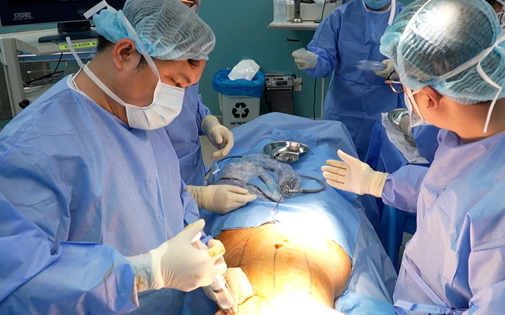 Nâng ngực xong lại đi thu nhỏ, người phụ gặp biến chứng hoại tử vòng một - Ảnh 2.