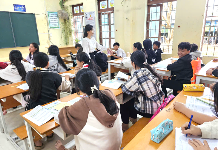 Sinh viên TP.HCM ráp máy tính, may tặng đồng phục cho học sinh vùng bão lũ - Ảnh 4.