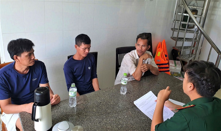 Sà lan chở hơn 900 khối cát lật úp ở biển Vũng Tàu, 3 thuyền viên được cứu - Ảnh 2.