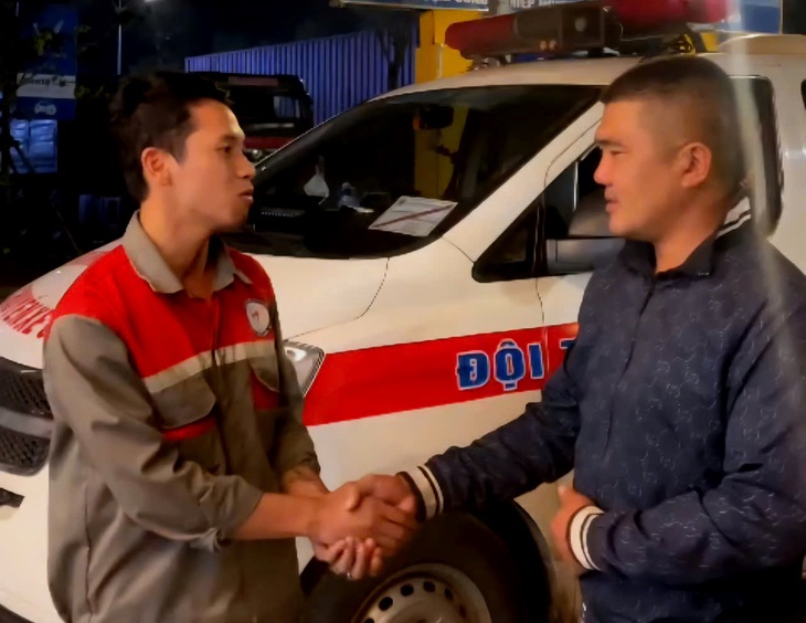 Vụ nhóm cứu trợ quên trả tiền ăn sáng được chủ quán mời: Khách và chủ đều xử sự văn minh - Ảnh 1.