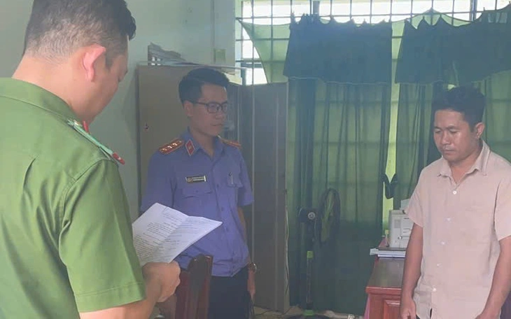 Bắt giam cựu cán bộ xã hứa hẹn làm thủ tục đất đai, chiếm đoạt hơn nửa tỉ đồng - Ảnh 2.