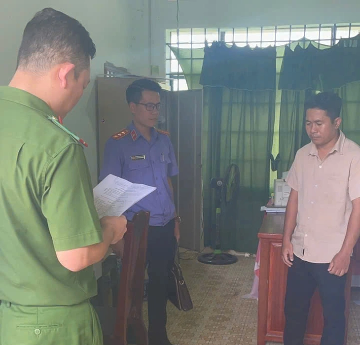 Bắt cán bộ xã ở Lâm Đồng chiếm đoạt 500 triệu đồng tiền hỗ trợ lũ lụt - Ảnh 1.