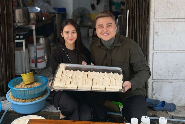 Ca sĩ Vũ Duy Khánh phục vụ quán bún đậu mắm tôm, trông xe giúp vợ - Ảnh 1.