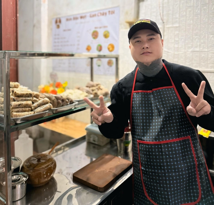 Ca sĩ Vũ Duy Khánh phục vụ quán bún đậu mắm tôm, trông xe giúp vợ - Ảnh 2.