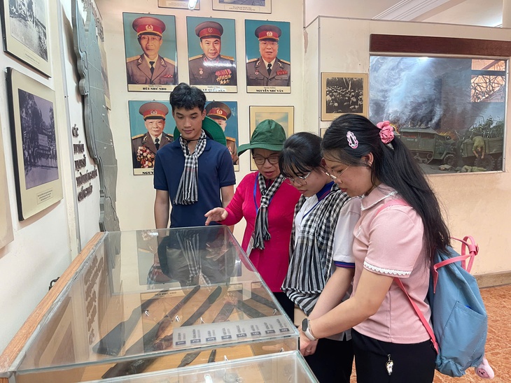 Sinh viên Lào, Campuchia về đất Sen hồng hiểu lịch sử Việt Nam qua những “địa chỉ đỏ” - Ảnh 4. Sinh viên Lào, Campuchia về đất sen hồng gắn kết gia đình nuôi Việt Nam - Ảnh 4.