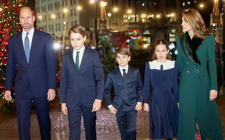 Kate Middleton và Công chúa Charlotte song tấu piano tại lễ hát thánh ca Giáng sinh - Ảnh 3.