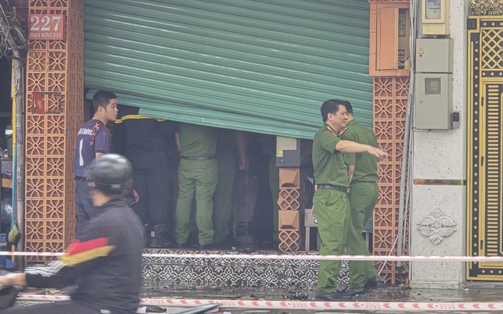 Cháy nhà trong khu dân cư đông đúc ở Đà Nẵng, người dân hốt hoảng vì cháy lan - Ảnh 1.