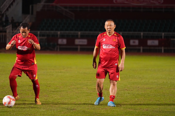 HLV Park Hang Seo và dàn tuyển thủ tham gia trận bóng thiện nguyện, quyên góp 2,5 tỉ đồng - Ảnh 3.