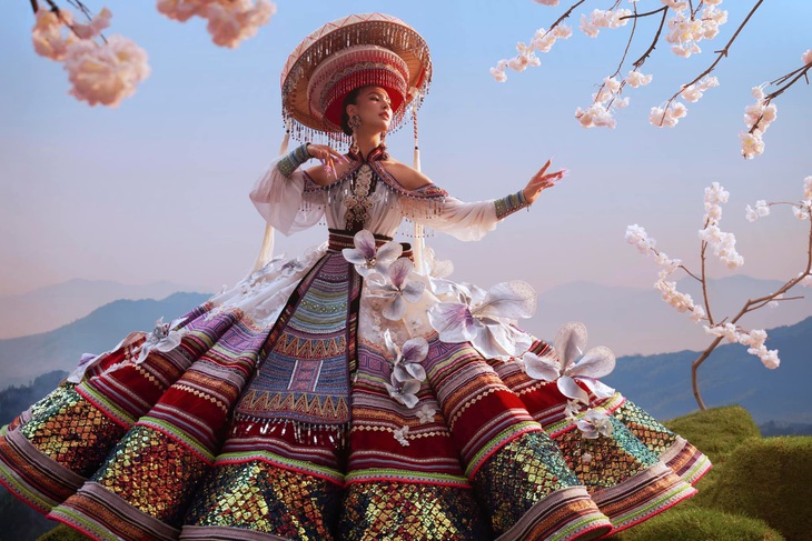 Mai Ngô mang thiết kế lấy cảm hứng từ Nam Phương hoàng hậu đến Miss Charm - Ảnh 1. Mai Ngô - Ảnh 5.