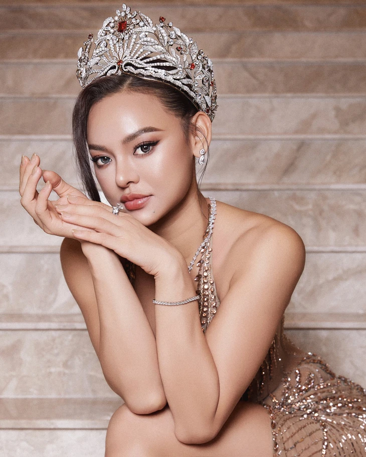 Mai Ngô mang thiết kế lấy cảm hứng từ Nam Phương hoàng hậu đến Miss Charm - Ảnh 1. Mai Ngô - Ảnh 3.
