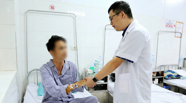 Nhiều người trẻ khỏe bỗng khó thở, liệt cơ, bác sĩ cảnh báo bệnh tự miễn nguy hiểm - Ảnh 1.