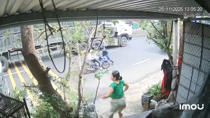 Đi giúp dân vùng lũ, chiến sĩ chữa cháy từ TP.HCM cứu nữ sinh thoát chết trong gang tấc - Ảnh 1.