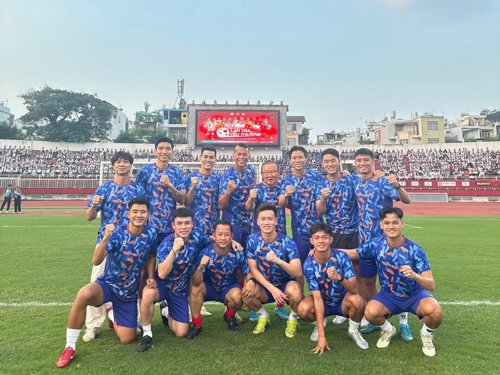 HLV Park Hang Seo và dàn tuyển thủ tham gia trận bóng thiện nguyện, quyên góp 2,5 tỉ đồng - Ảnh 1.