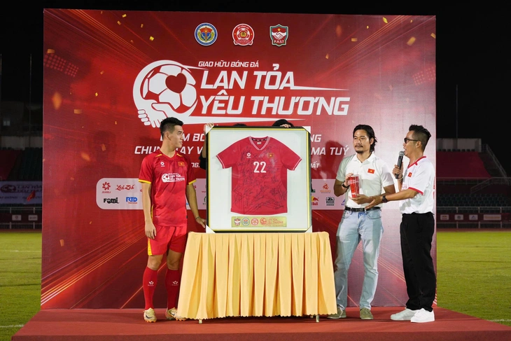 HLV Park Hang Seo và dàn tuyển thủ tham gia trận bóng thiện nguyện, quyên góp 2,5 tỉ đồng - Ảnh 5.