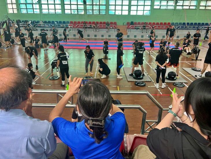 'Gánh tạ' cho ba mẹ thấy con gái thay đổi tích cực - Ảnh 3.