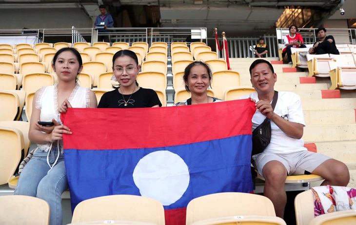 Cha mẹ cầu thủ Lào gốc Việt sang Thái Lan cổ vũ - Ảnh 1.