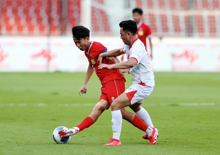 Cha mẹ cầu thủ Lào gốc Việt sang Thái Lan cổ vũ - Ảnh 2.