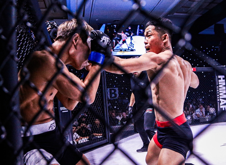 Lưu Đức Mạnh hạ knock-out cao thủ Hàn Quốc ở AFC 39 - Ảnh 1.