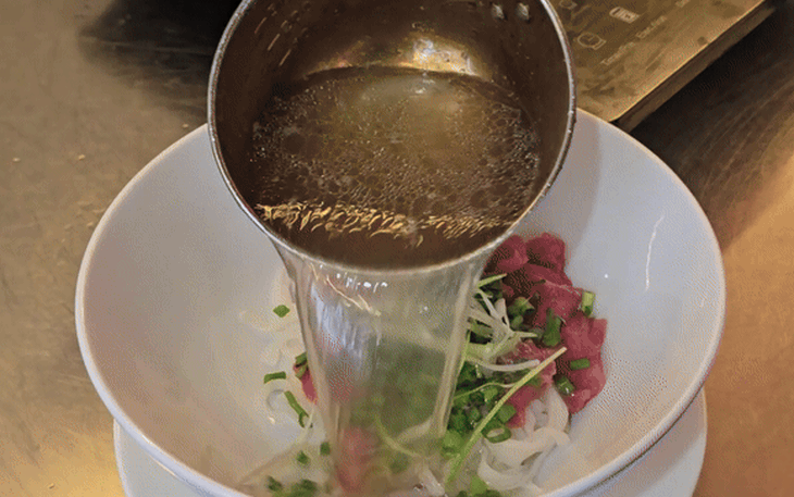 Phở Hùng Tô: Phở trộn tê cay lạ miệng với nước sốt cô đặc - Ảnh 6.