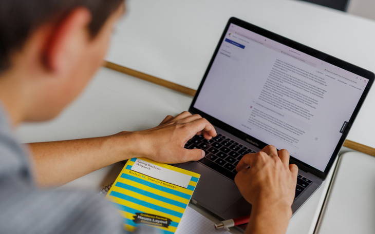 Vì sao máy tính cầm tay vẫn sống khỏe dù AI ngày càng thông minh? - Ảnh 4.