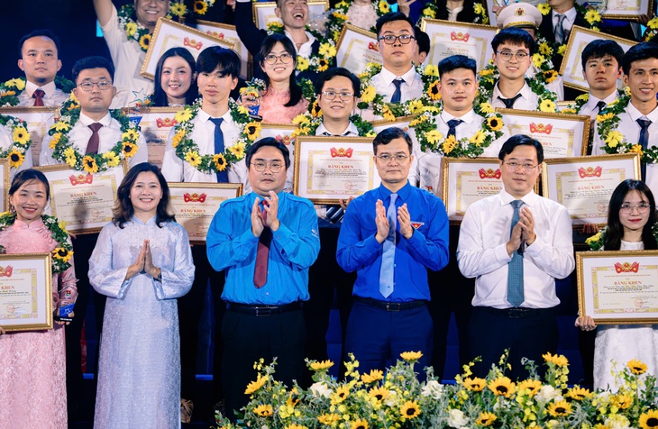 63 gương trẻ được vinh danh, Hòa Minzy nhận giải ‘Tình nguyện quốc gia’ 2025 - Ảnh 3.