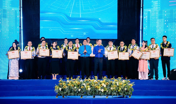 63 gương trẻ được vinh danh, Hòa Minzy nhận giải ‘Tình nguyện quốc gia’ 2025 - Ảnh 4.