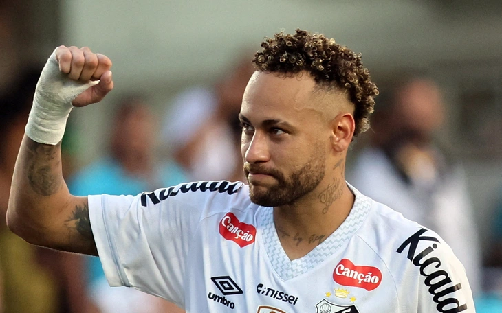 Cựu tuyển thủ Brazil nã đại bác ở khoảng cách 36m - Ảnh 2.