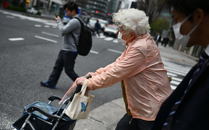 Không con cái, cụ ông 93 tuổi tặng năm căn nhà và hàng chục tỉ cho người hàng xóm khi qua đời - Ảnh 2.