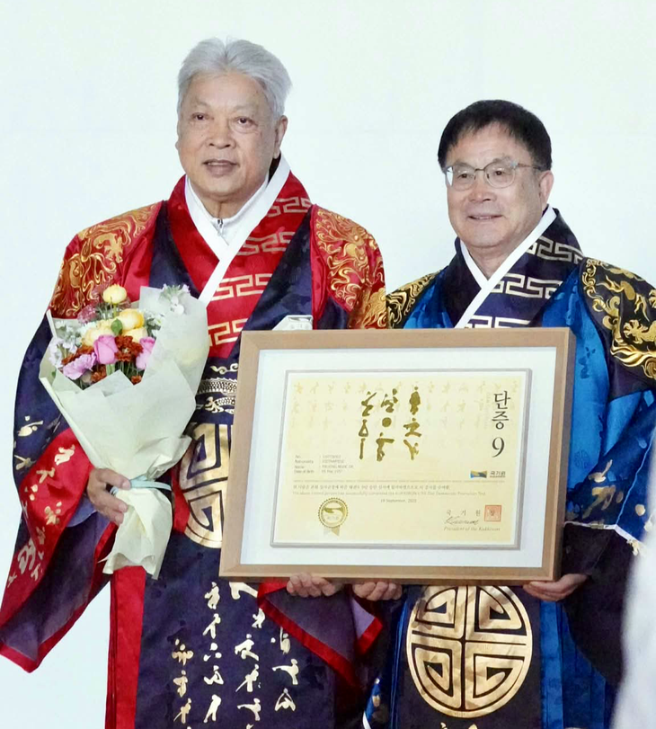 Ông Trương Ngọc Để được phong 9 đẳng huyền đai taekwondo - Ảnh 1.