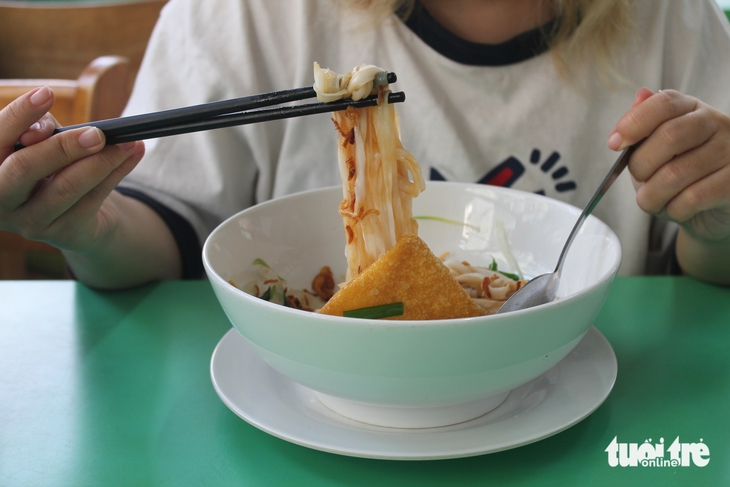 Từng làm marketing cho Coca-Cola, ông chủ Phở Nhà nghỉ việc để theo đuổi nghề bán phở - Ảnh 3. Ăn phở khô, phở đuôi bò, phở Nha Trang... ở Phở Nhà - Ảnh 4.