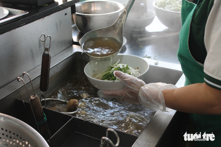 Từng làm marketing cho Coca-Cola, ông chủ Phở Nhà nghỉ việc để theo đuổi nghề bán phở - Ảnh 1. Ăn phở khô, phở đuôi bò, phở Nha Trang... ở Phở Nhà - Ảnh 1.